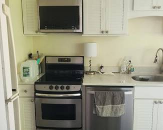 GE electric range; microwave oven