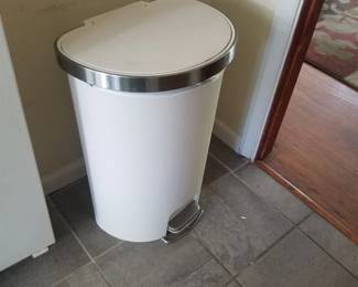 Step trash can