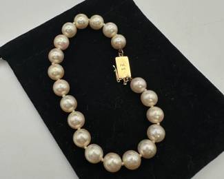 Closer view of the 14K gold clasp pearl bracelet