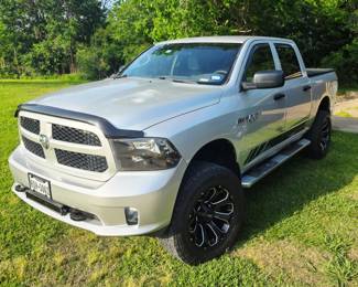  2013 Dodge Ram 1500 Hemi Sport 2.    140000 miles