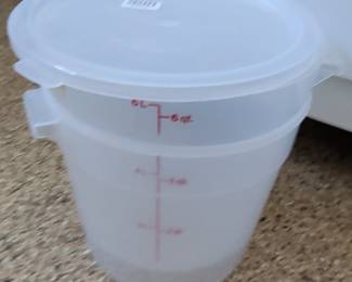 Cambro 6 Quart Translucent Round Food Storage Container with Lid
