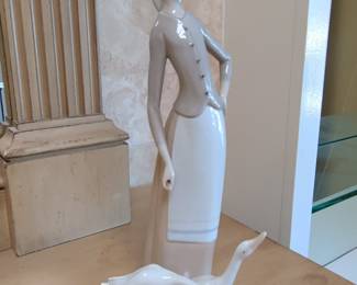 Lladro "Girl with Geese" Porcelain Figurine #1035