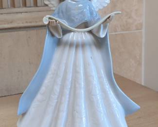 Lladro Angel Tree Topper Figurine #5719 "Navidad Cantante"