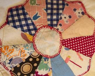 VINTAGE HANDMADE DRESDEN PLATE QUILT W LATTICE