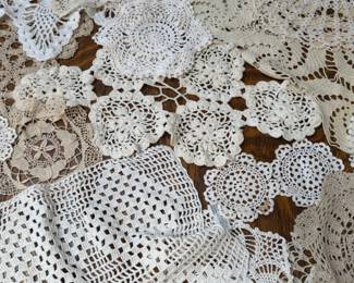 VINTAGE TABLE LINENS DOILIES TABLE TOPPERS