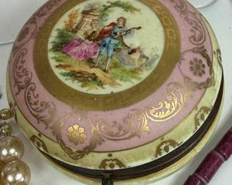 VINTAGE FASHION JEWELRY & TRINKET BOX