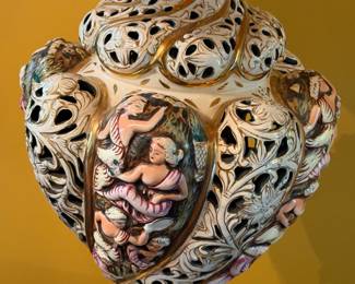 VINTAGE CAPODIMONTE STYLE TABLE LAMP W CHERUBS