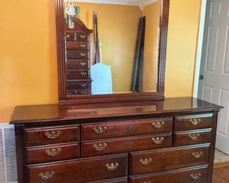10 DRAWER DRESSER W MIRROR