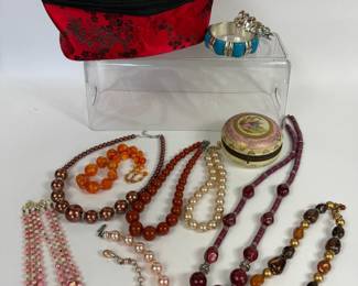 VINTAGE FASHION JEWELRY & TRINKET BOX