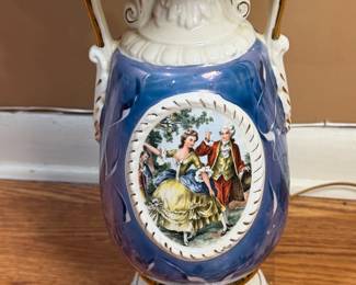 VINTAGE CERAMIC URN TABLE LAMP W COURTING COUPLE