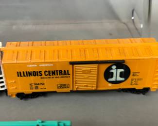HO SCALE MODEL RAILROAD FREIGHT CARS & CRANE