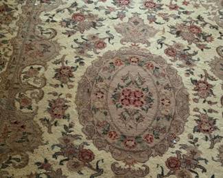 VINTAGE AREA RUG W FLORAL PATTERN & CENTER MEDALLN