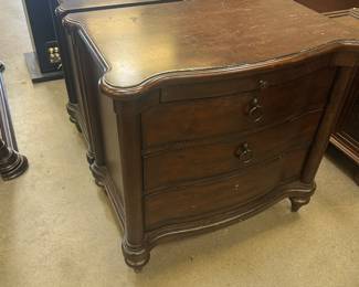 2 matching wooden nightstands