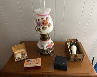 Vintage parlor lamp, gone with the wind style. Vintage lamp electronics