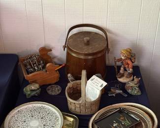 Wood firkin. Vintage tin, decorative trays