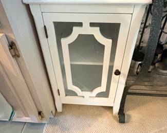 White Corner Cabinet with Decorative Geometric Glass Door