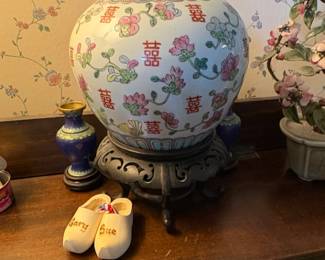 Chinese Export Famille Rose Porcelain Ginger Jar and Rose Medallion Ashtray