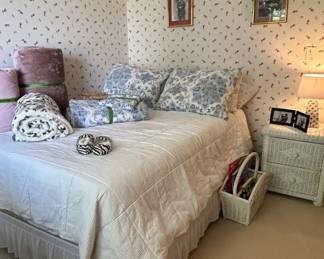 Floral Wallpaper with Pink and Red Accents