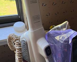 Black Decker Dustbuster AdvancedClean Cordless Handheld Vacuum second image