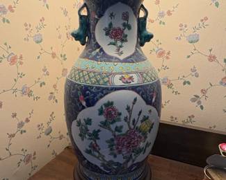 Chinese Famille Rose Porcelain Vase Lamp second image