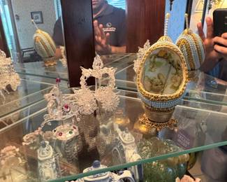 Pulaski Furniture Cherry Corner Curio Cabinet with Decorative Glassware and Porcelain third image