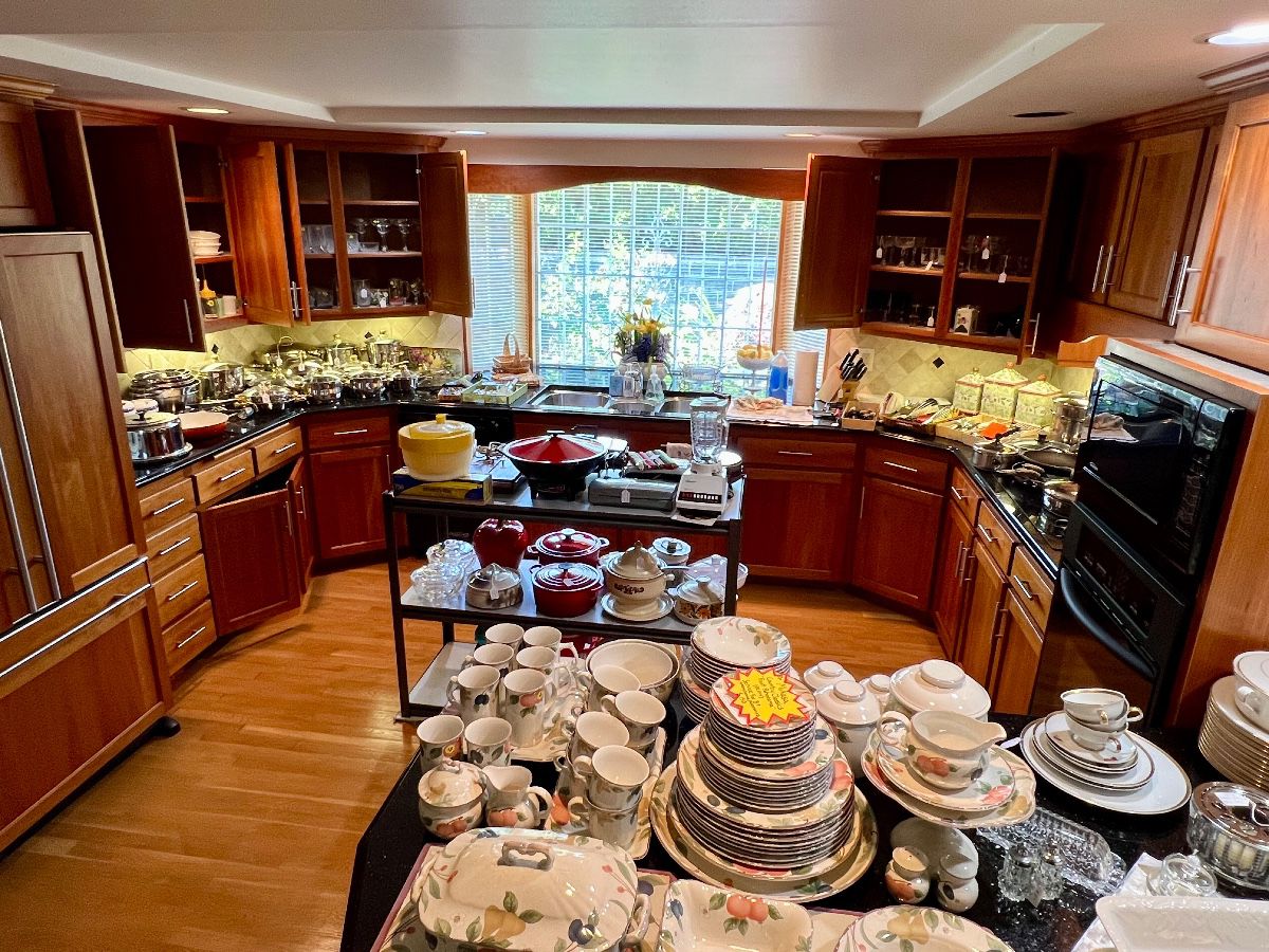 Mikasa, Culver, Anchor Hocking, Cristal D'arques, Le Creuset, Tupperware, Merit Art, Fostoria - Kitchenware, Bakeware, etc