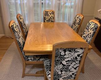 Dining set with extra leaves. like new