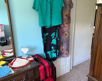 Women’s dresses, size, large and extra large
