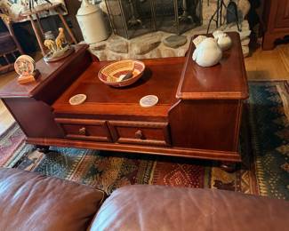 Additional picture of the inlaid mahogany coffee table