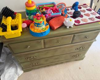 Toys, Dresser
