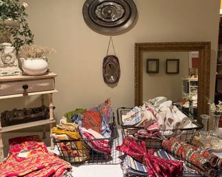 Tablecloths, napkins, placemats 