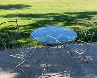 Nice patio table and chairs