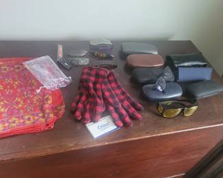 Silk, glasses, gloves, barrettes