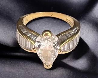 18K Gold Ring Featuring a Pearshaped center diamond flanked by 40 Baguettes