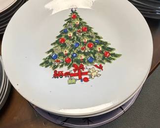 Jamestown China Christmas Treasures Gold Rim Dinner Plate