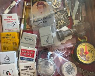Advertsing memo clips, vintage baseball cards, Case limited edition knife 