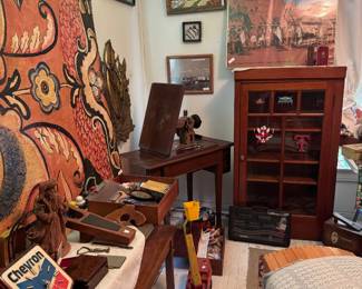 Huge art piece, singer sewing machine, gorgeous cabinet, trunk