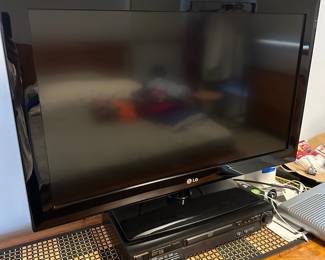 32" LG flatscreen TV