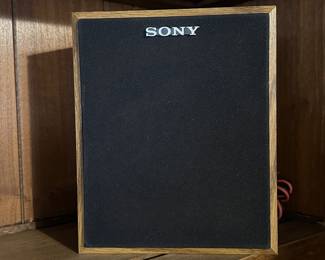Pair of Sony bookshelf speakers.... (only one photographed)