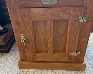 White Clad single-door oak end table/nightstand