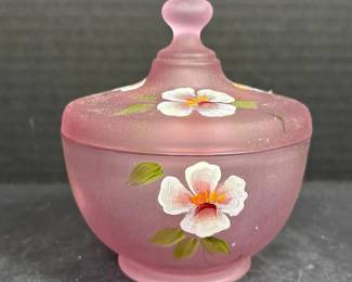 144 fentonartglasspinkcoveredbowlhand