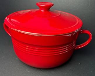 036 wellequippedkitchenredceramiccasser