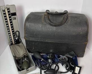 067 vintageleatherdoctorsbagwithproppe