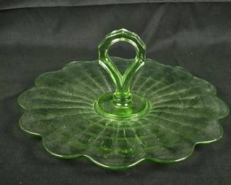 085 greendepressionglasshandledservertr