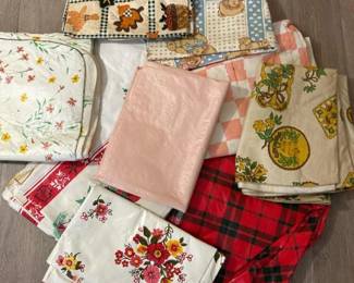 218 vintagevinylfabrictableclothslotwit