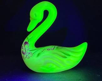 022 handpaintedfentonuraniumglassswanf