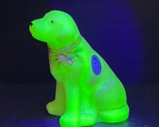 005 fentonuraniumglasssittingdogfigurin