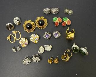 358 assortedvintagecostumeearringslot