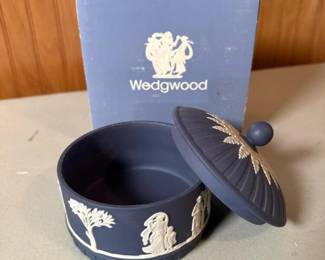 043 wedgwoodbluejasperwareliddedtrinket