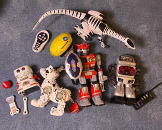 133 largemixedlotvintagemodernrobottoy